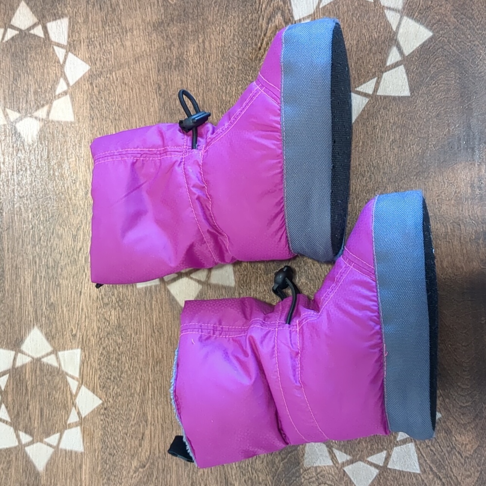 REI girls lounge boots